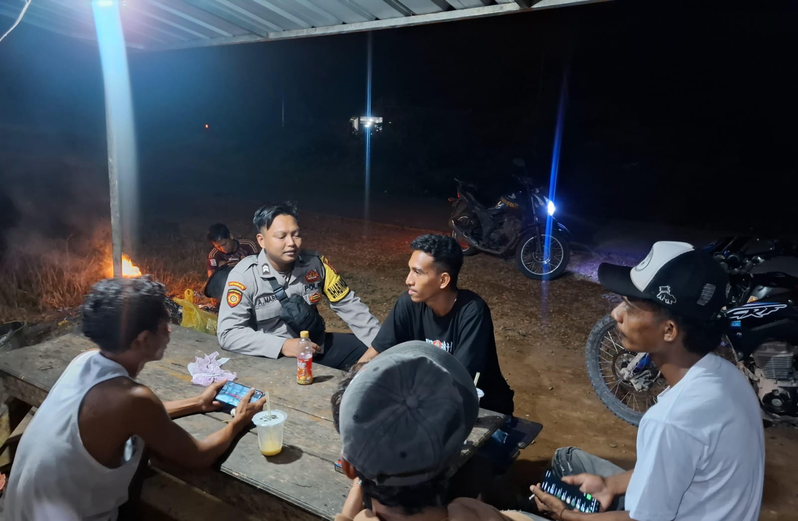 Personel Piket Polsek Lamandau Sambangi Warga, Berikan Imbauan untuk Menjauhi Judi Online