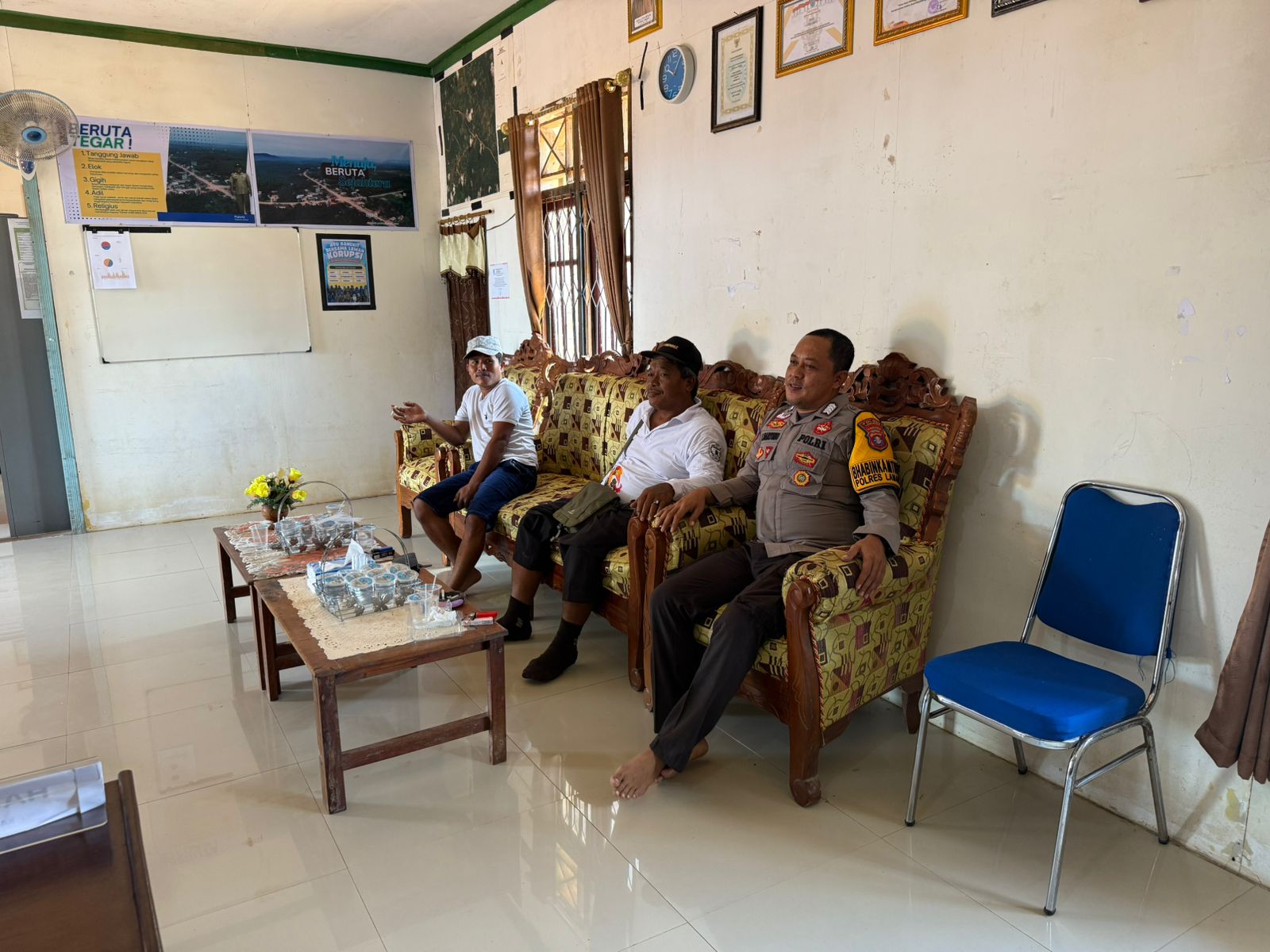 Bhabinkamtibmas Silaturahmi ke Kantor Desa Binaan