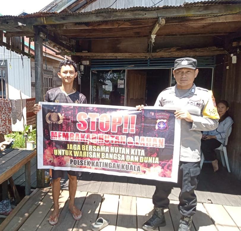 Bhabinkamtibmas Desa Kampung Tengah Sampaikan Himbauan tentang Karhutla Kepada petani