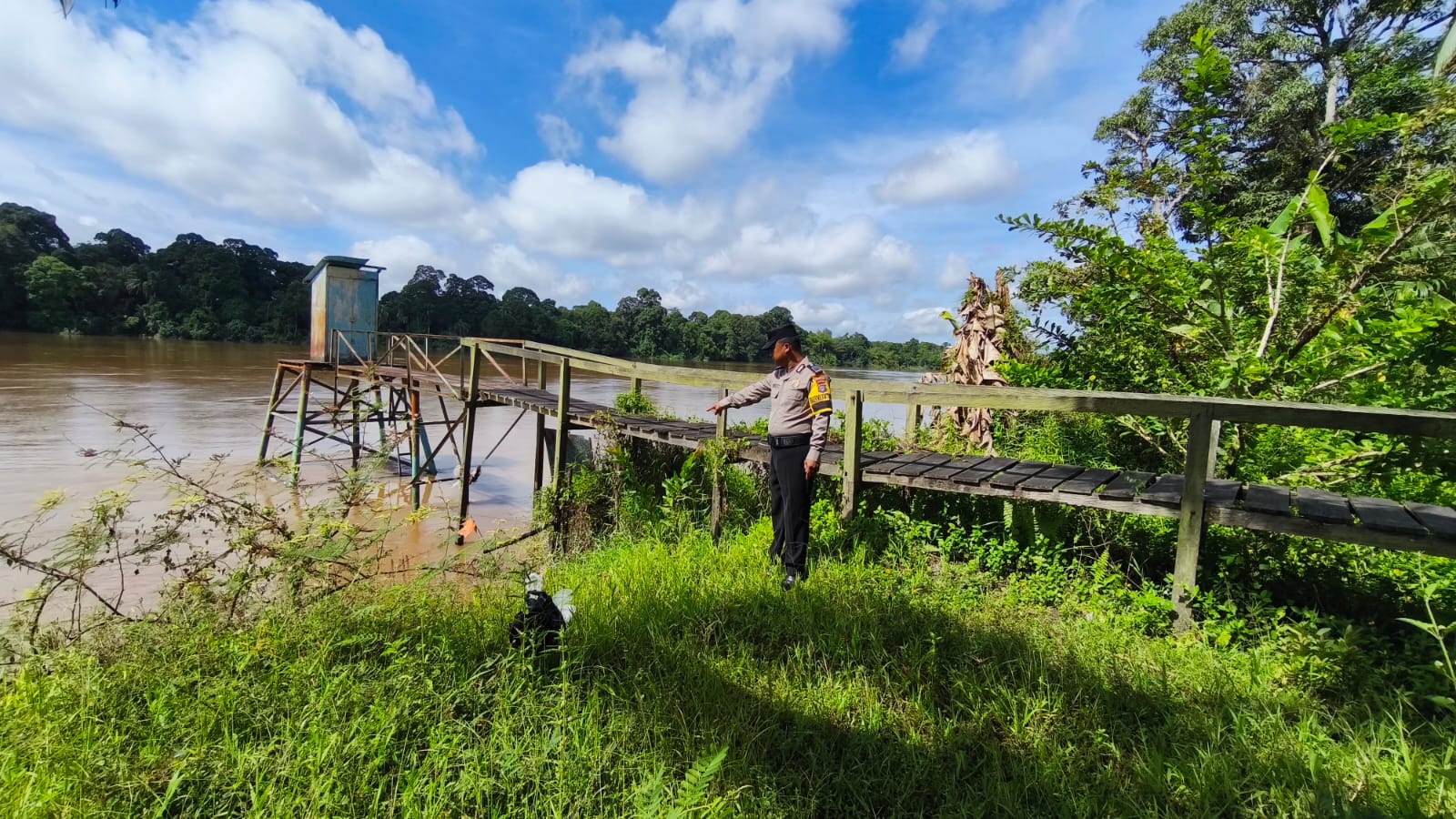 Deteksi Banjir, Polsek Tewang Sangalang Garing dan Pulau Malan Pantau Debit Air
