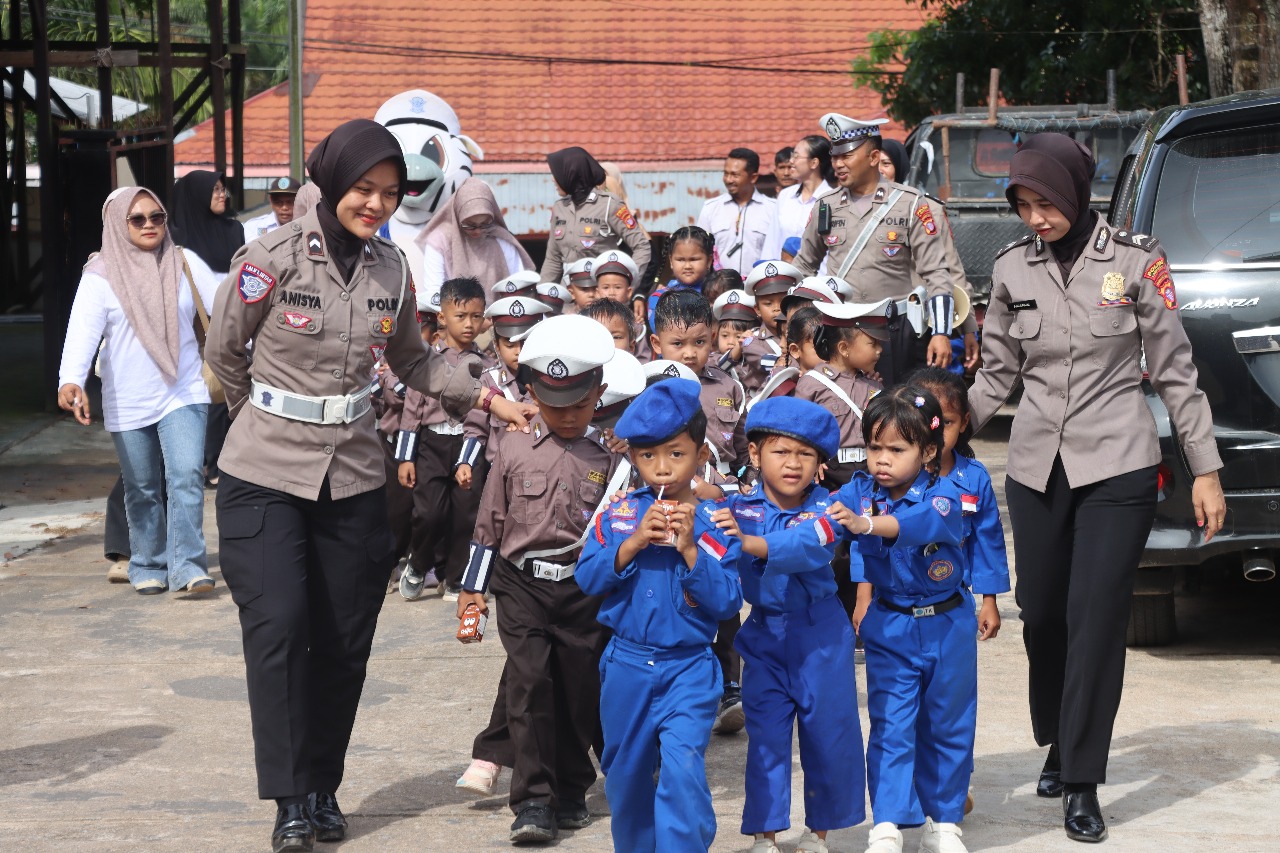 Polres Lamandau Terima Kunjungan TK Pertiwi , Anak-Anak Diberi Edukasi Polisi dan Pertolongan Pertama