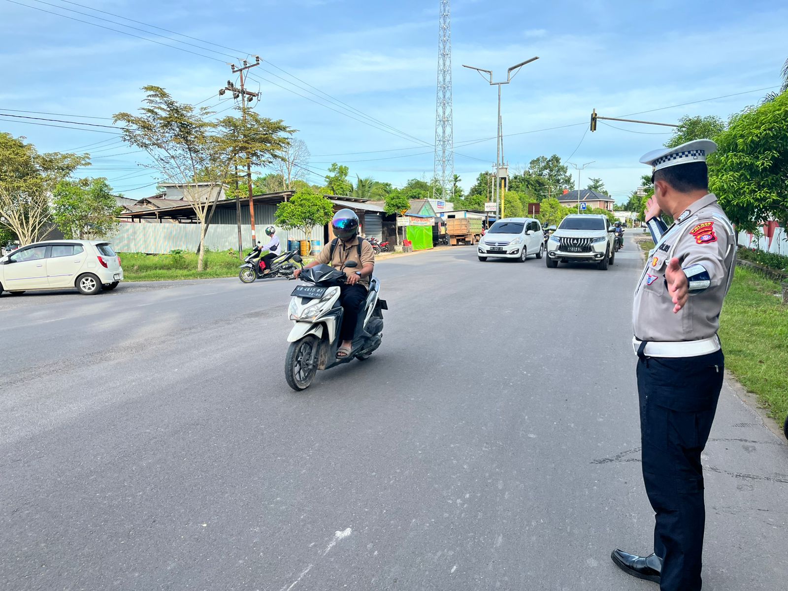 Satuan Lantas Polres lamandau Laksanakan Pengaturan Lalin Pada Pagi hari