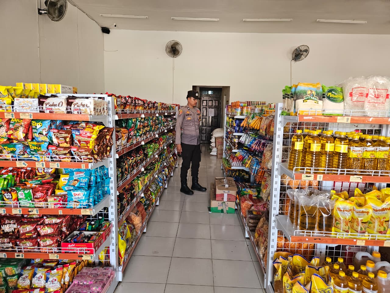 Piket Polsek Patroli kepertokoan diwilkum Polsek Sematu Jaya