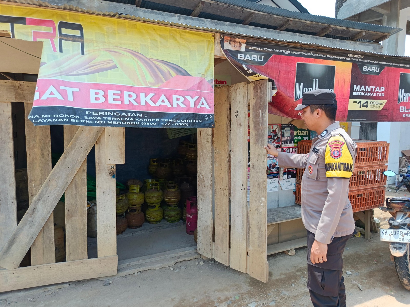 Piket Polsek laksanakan Patroli di Pasar di Wilkum Polsek Delang