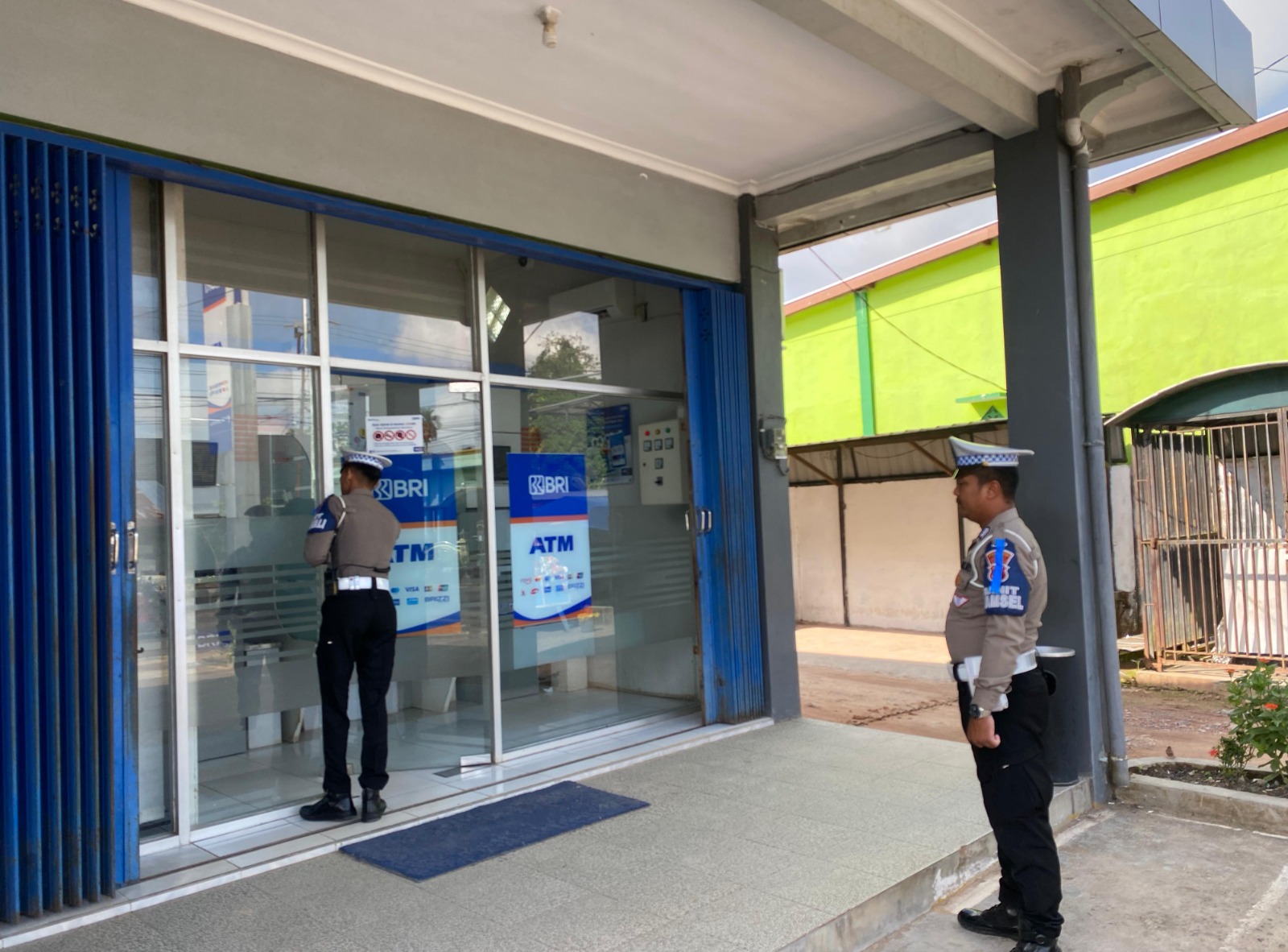 Piket Polsek Patroli diwilkum Sematu Jaya ke Perbankan Atm