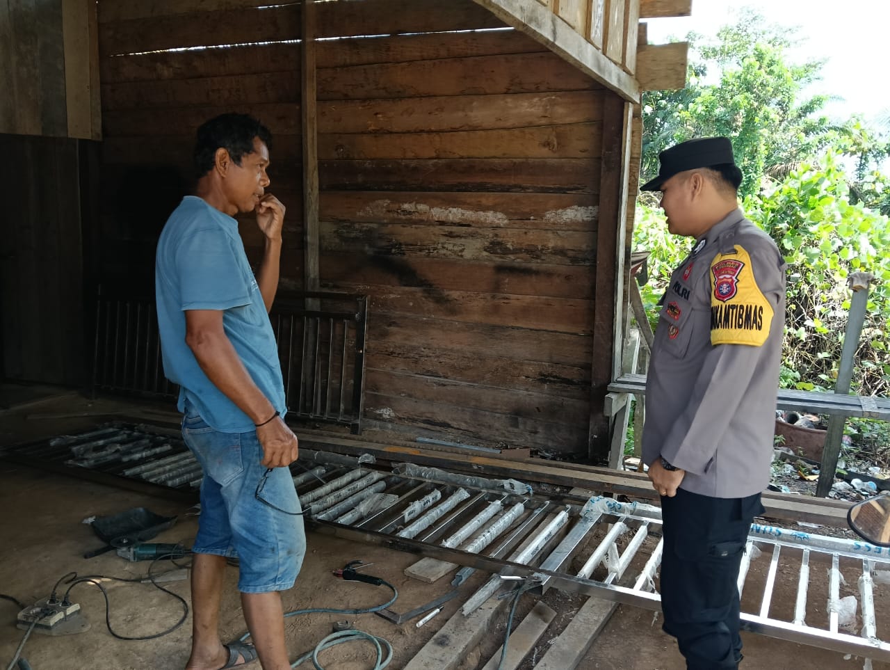 Personel Polsek lamandau melaksanakan sambang kerumah warga