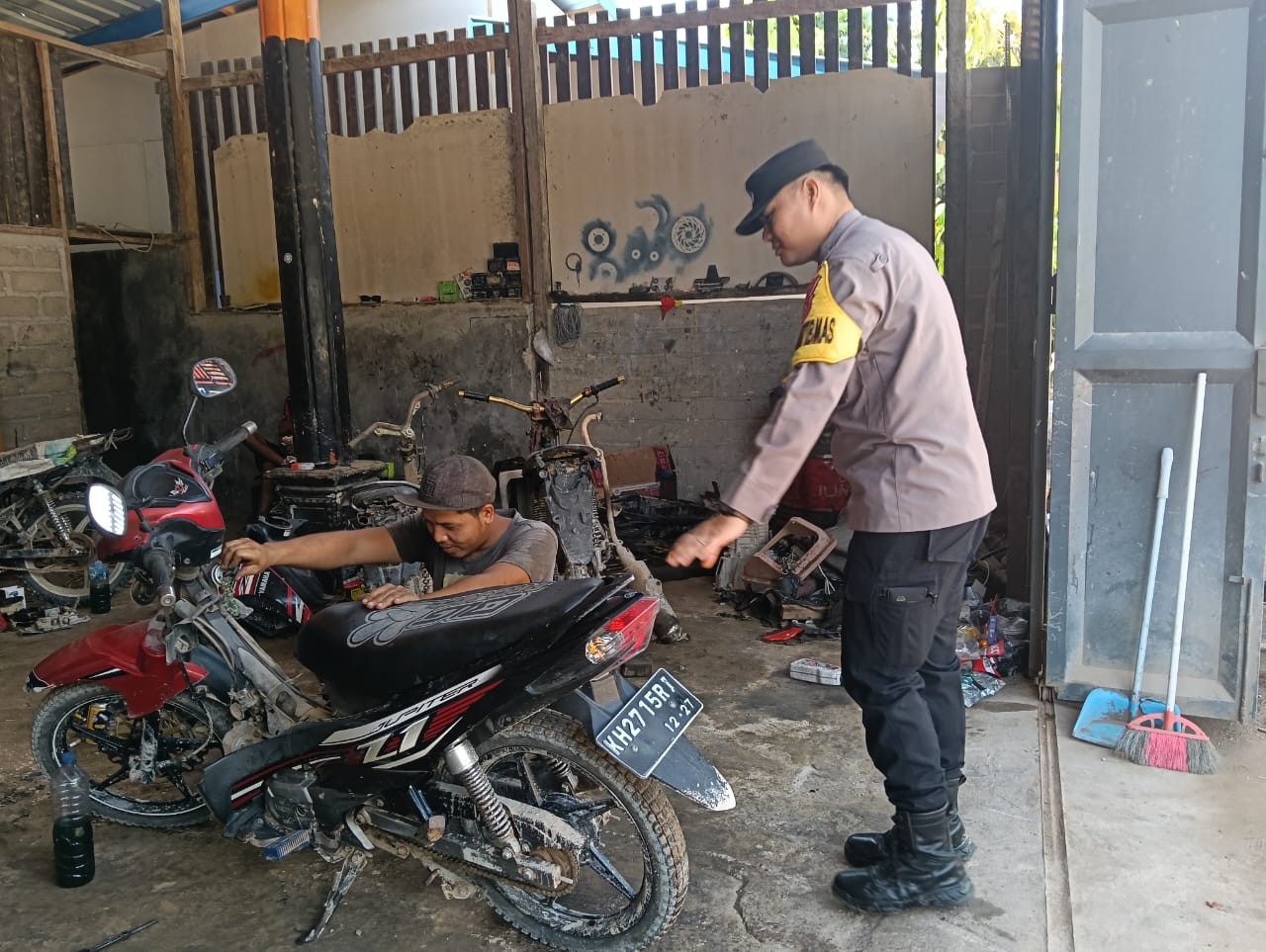 Piket Polsek Silaturahmi kepada Masyarakat yang sedang bekerja