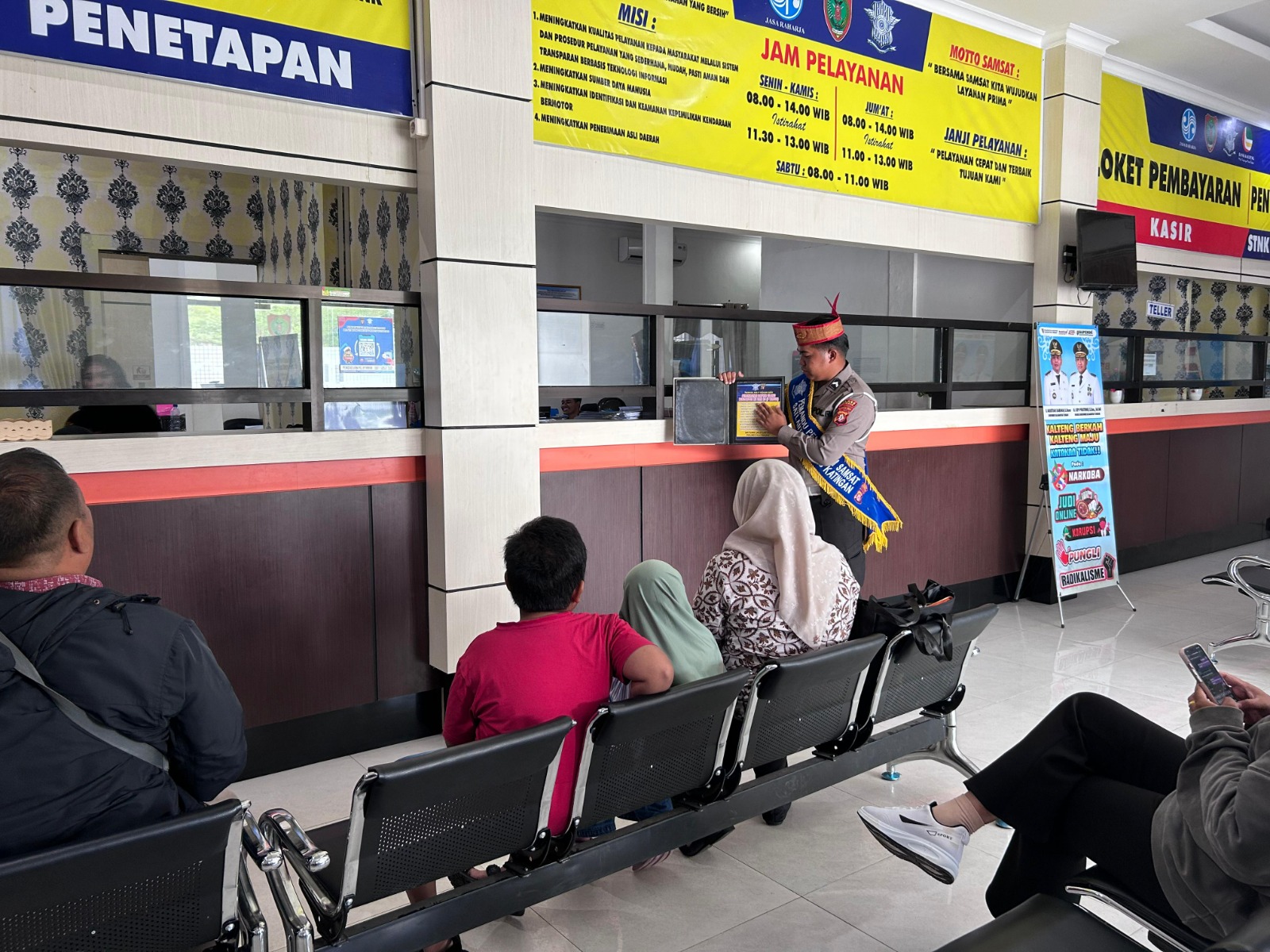 Program Polantas Menyapa sebagai upaya meningkatkan pelayanan publik Polres Katingan