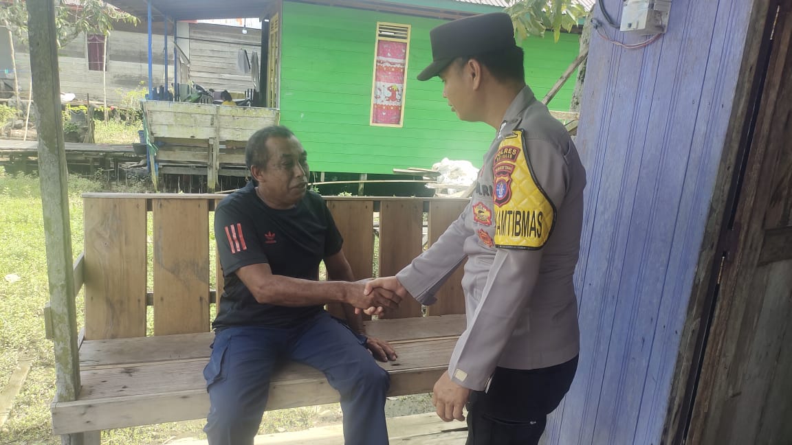 Bhabinkamtibmas Polsek Mendawai Melaksanakan Sambang Kamtibmas ke Rumah Warga Desa Tumbang Bulan.