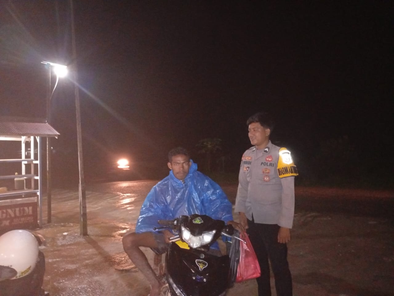 Personil Polsek Sambang Masyrakat yang Sedang Bersantai