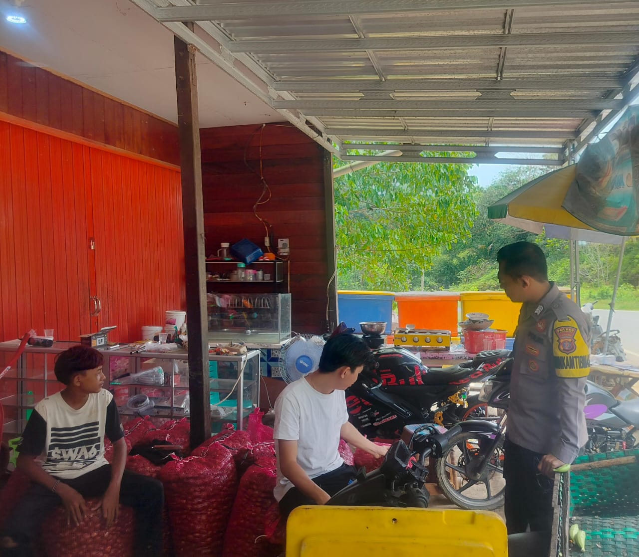 Piket Polsek Delang Sosialisasikan Tentang Layanan Hotline 110 kepada Masyarakat