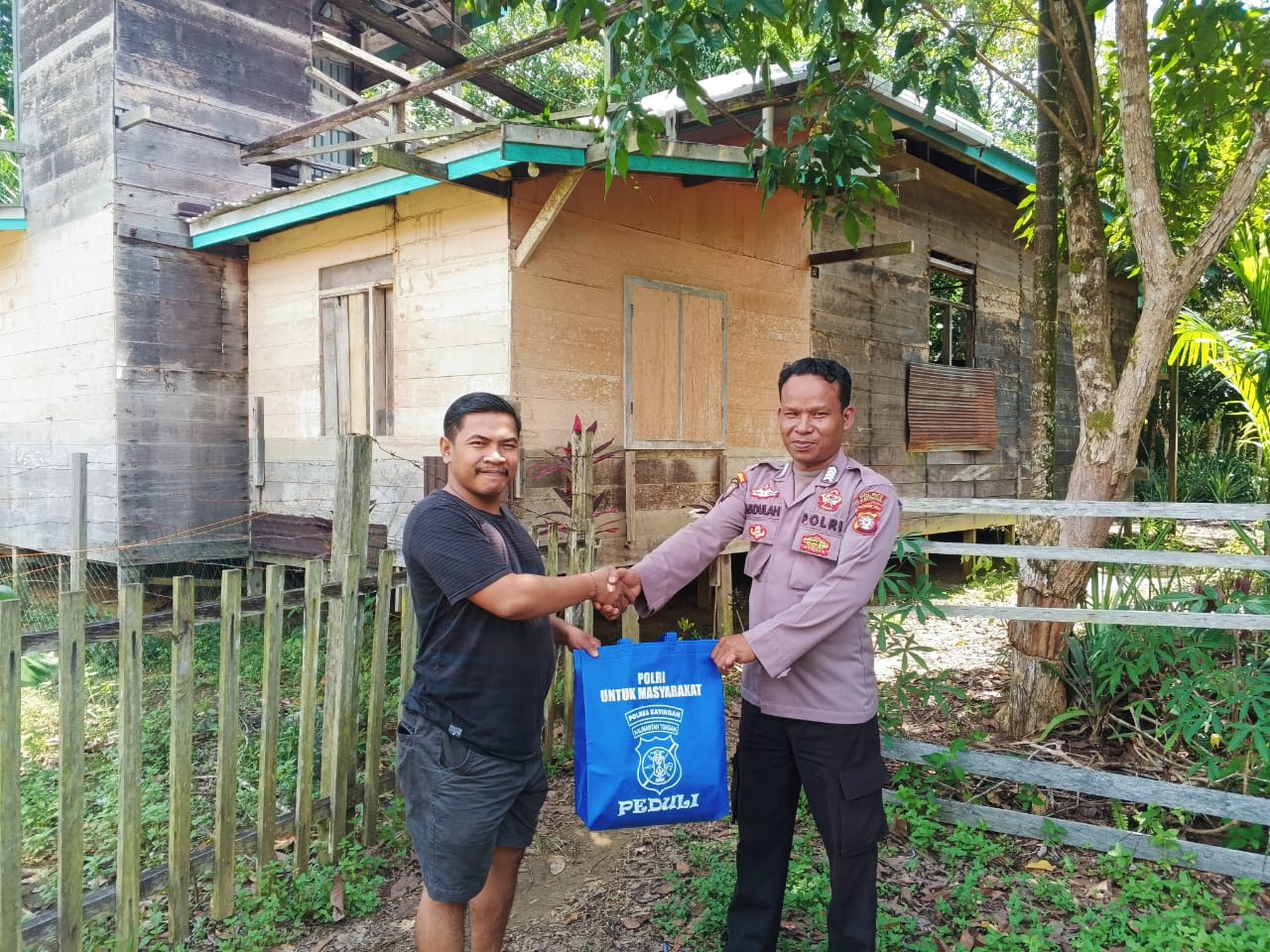 Peduli Masyarakat Polsek Katingan Hulu Berikan Bantuan Sosial Kepada Masyarakat.
