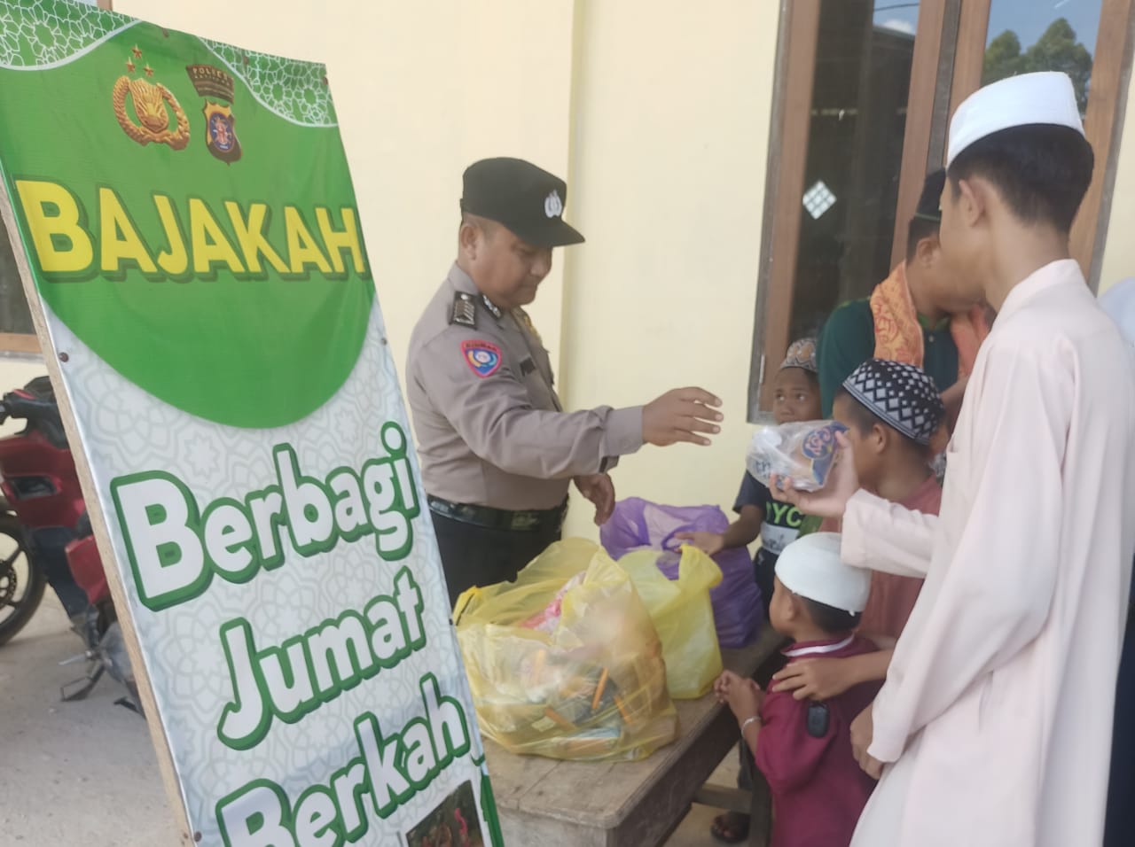 Program Inovasi Polsek Marikit “BAJAKAH” (Berbagi Jumat Berkah) untuk berbagi dan peduli kepada sesama