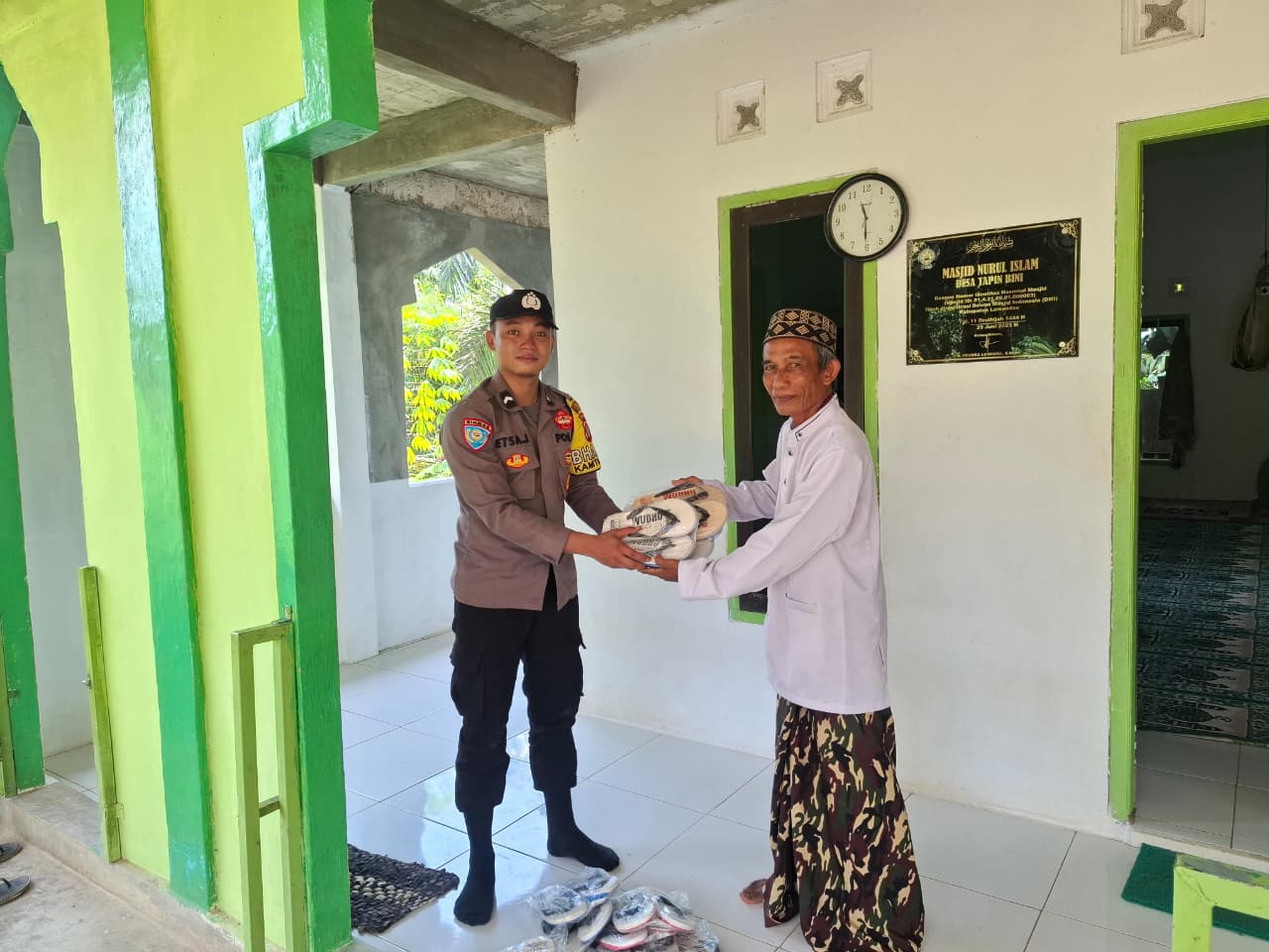 Personel Polsek Lamandau Bagikan Sandal Jepit di Masjid Nurul Islam, Upaya Tingkatkan Kenyamanan Jamaah