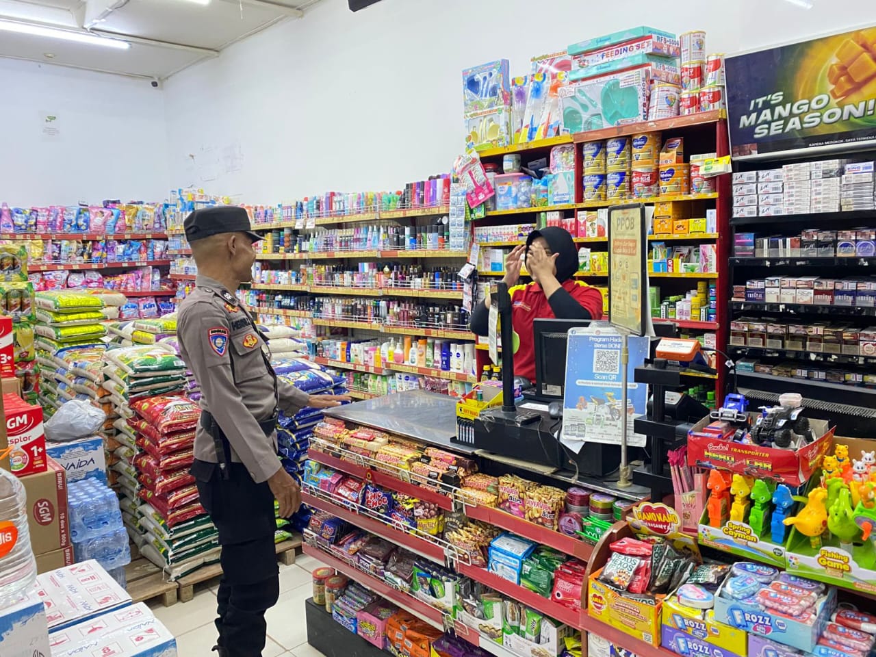 Piket Polsek Patroli kepertokoan diwilkum Polsek Sematu Jaya