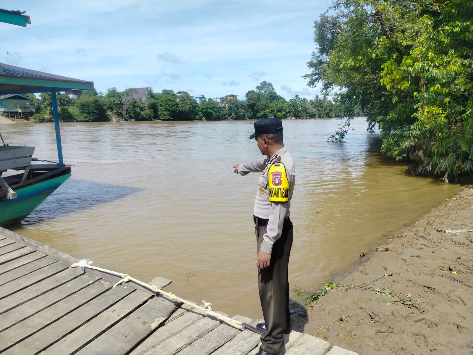 Anggota Piket Polsek Marikit Pantau Situasi ketinggian Debit air DAS Katingan .