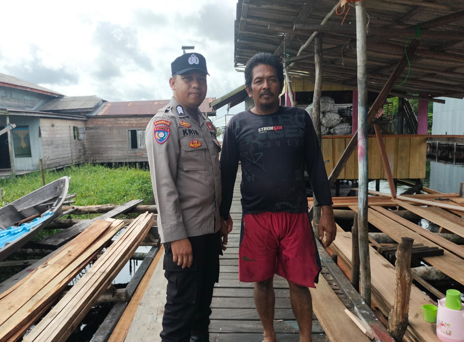 Door to door Bhabinkamtibmas Kunjungi Warga Desa Binaan, Pastikan Situasi Yang Kondusif Di Wilayahnya