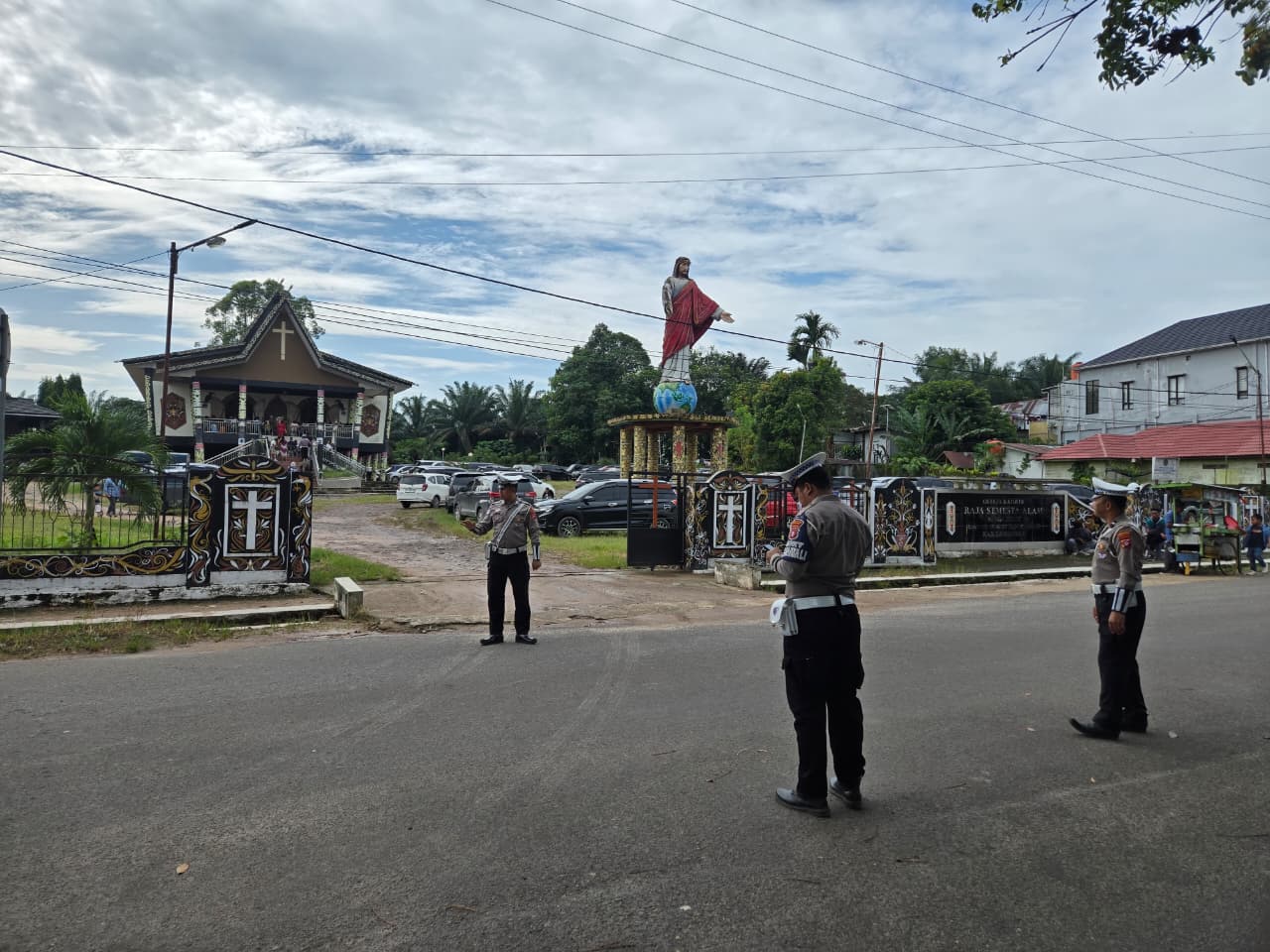 Satlantas Polres Lamandau Lakukan Pengaturan di Depan Gereja GBI Victory