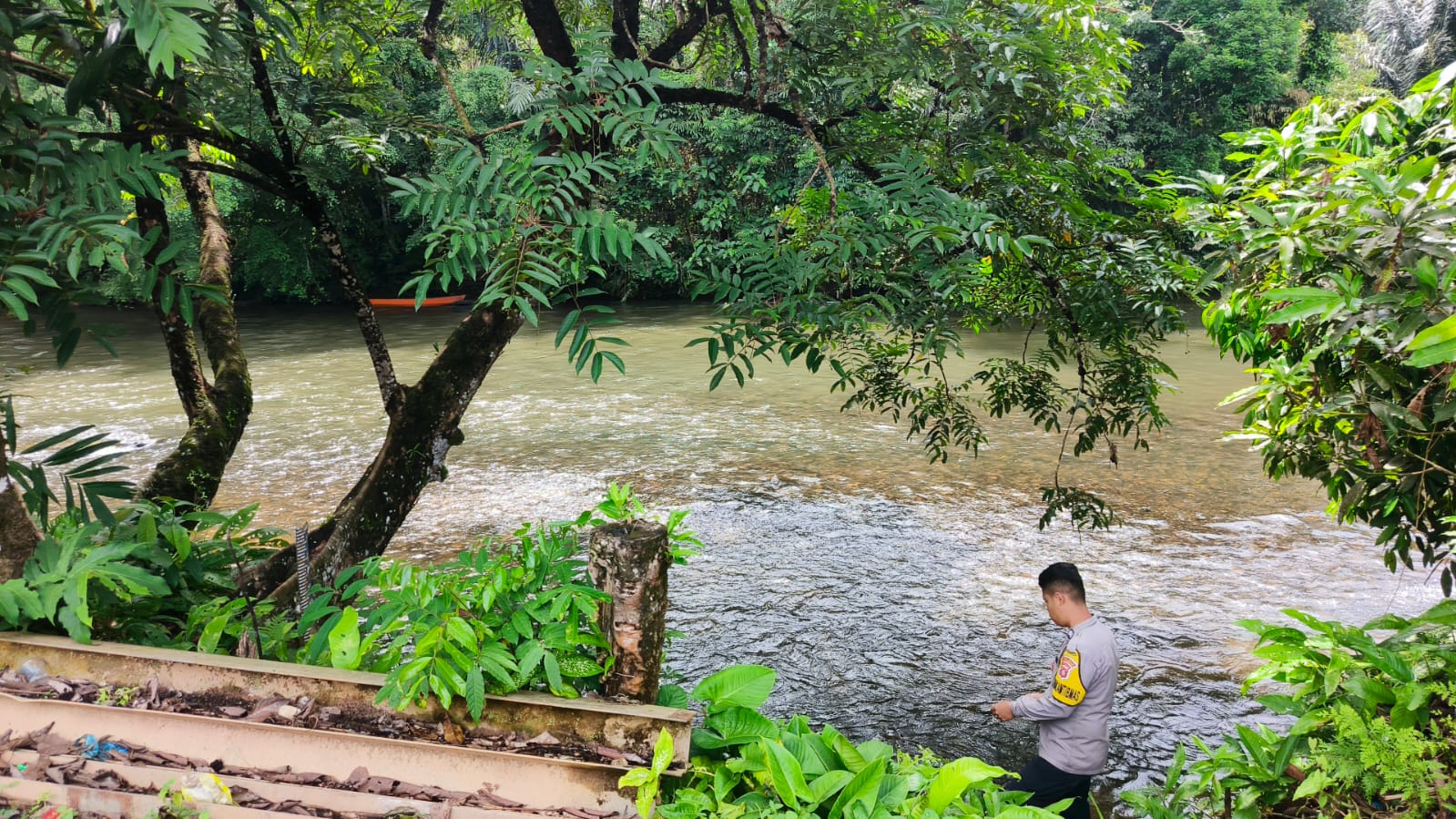 Piket Polsek Delang cek debit air DAS Delang