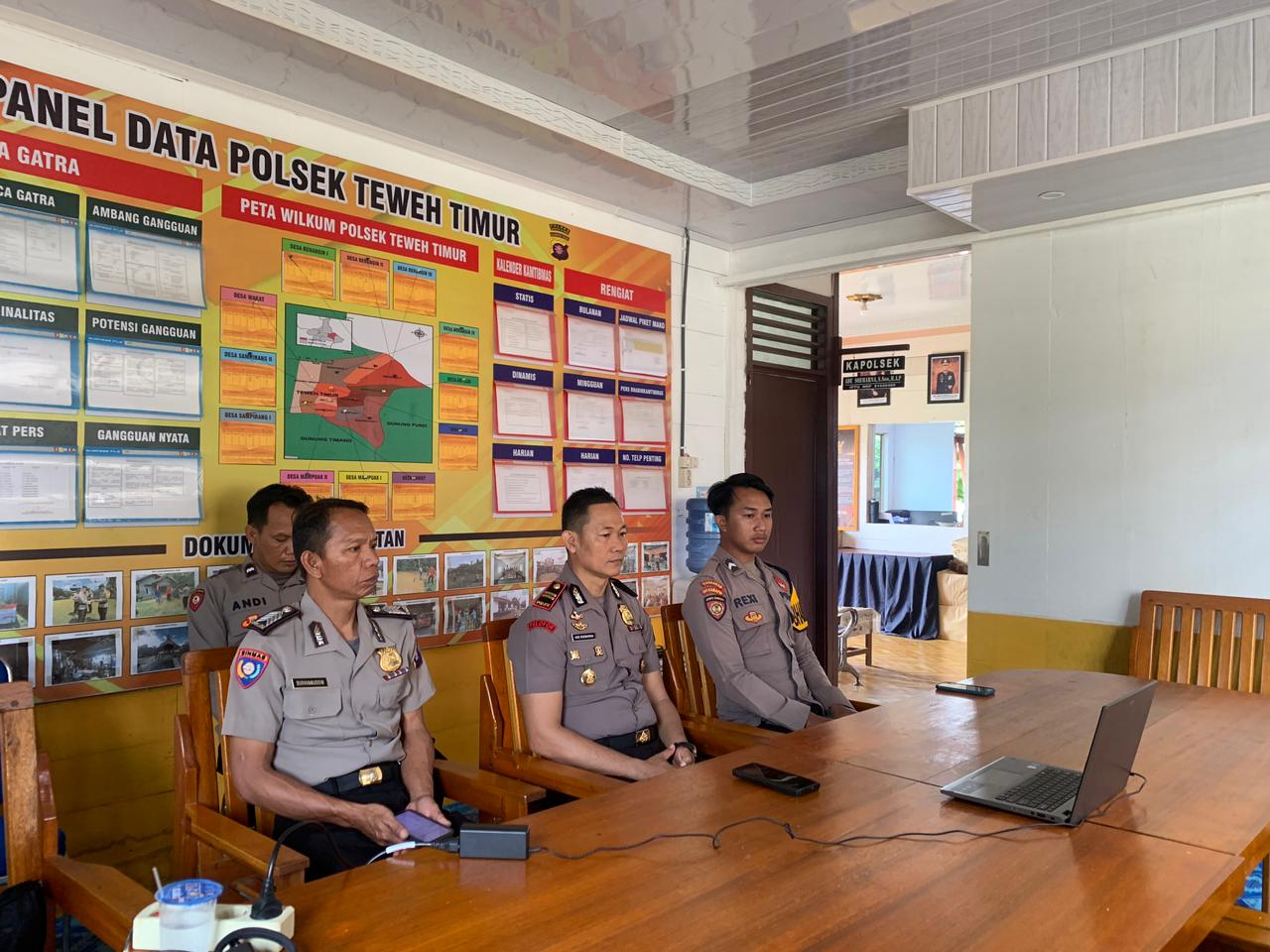 Kapolsek Bersama Bhabinkamtibmas Polsek Teweh Timur Ikuti Rakernis Melalui Zoom Meeting
