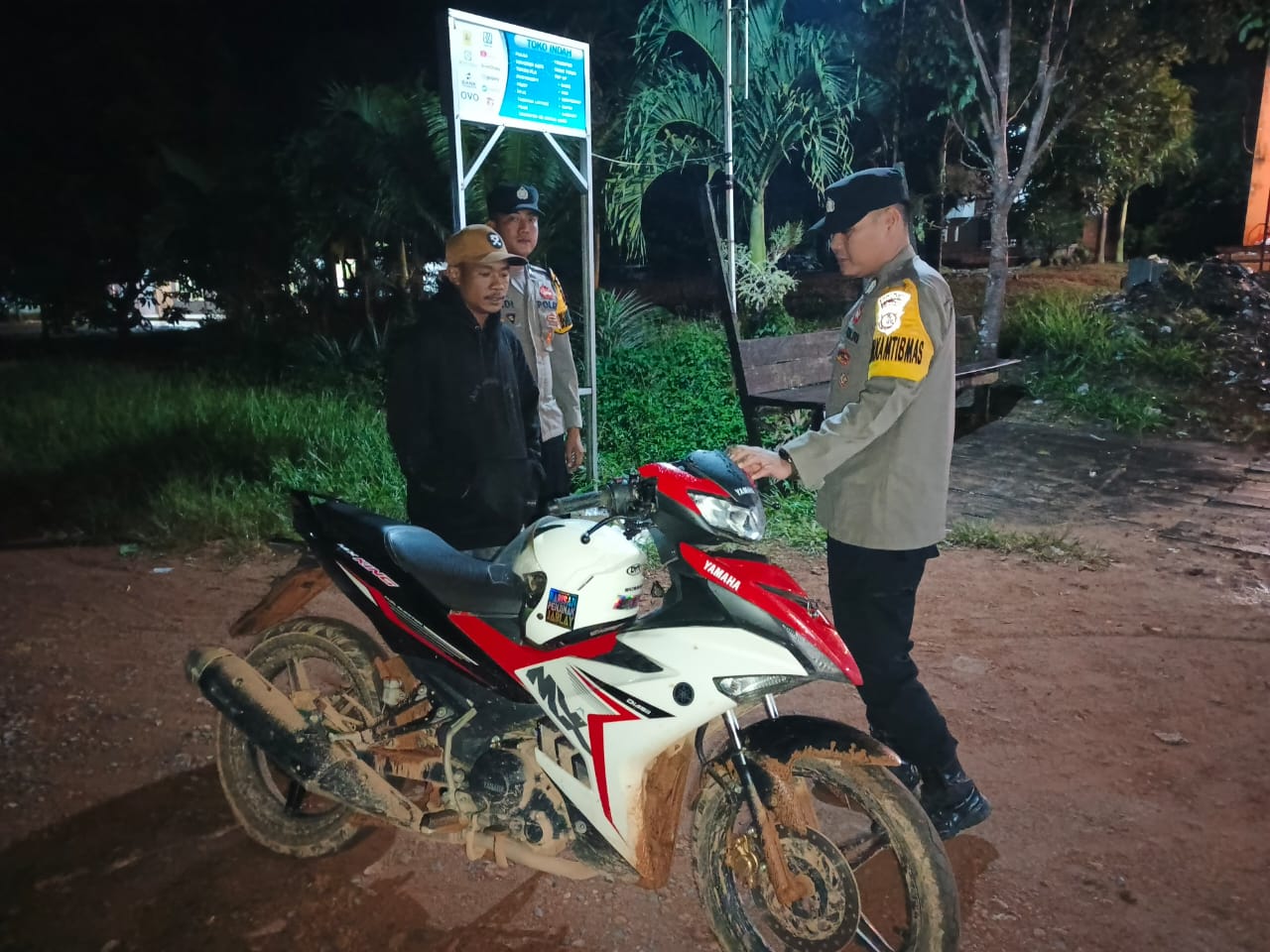 Personel Piket Polsek Lamandau Sambangi Masyarakat, Pererat Silaturahmi dan Sampaikan Pesan Kamtibmas