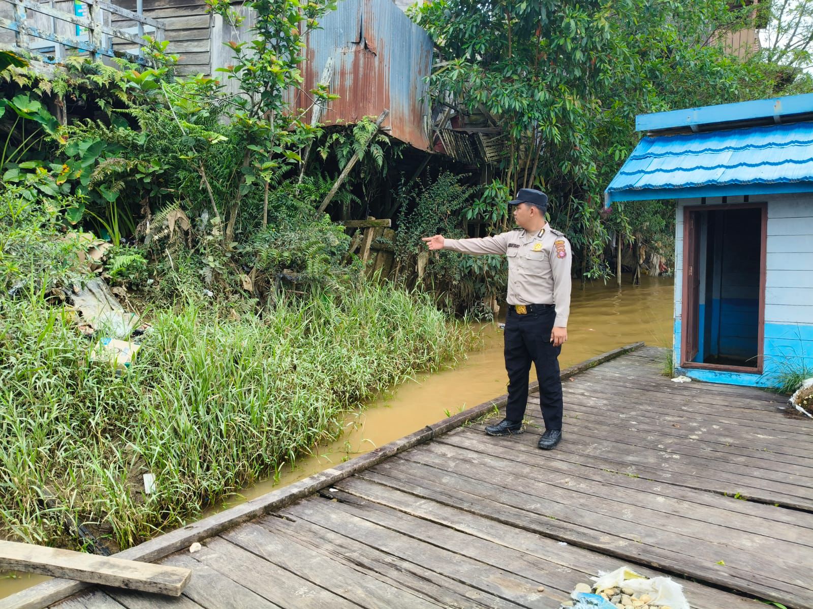 Antisipasi Bencana Banjir, Piket Polsek Marikit Pantau Situasi Debit air Das Katingan.