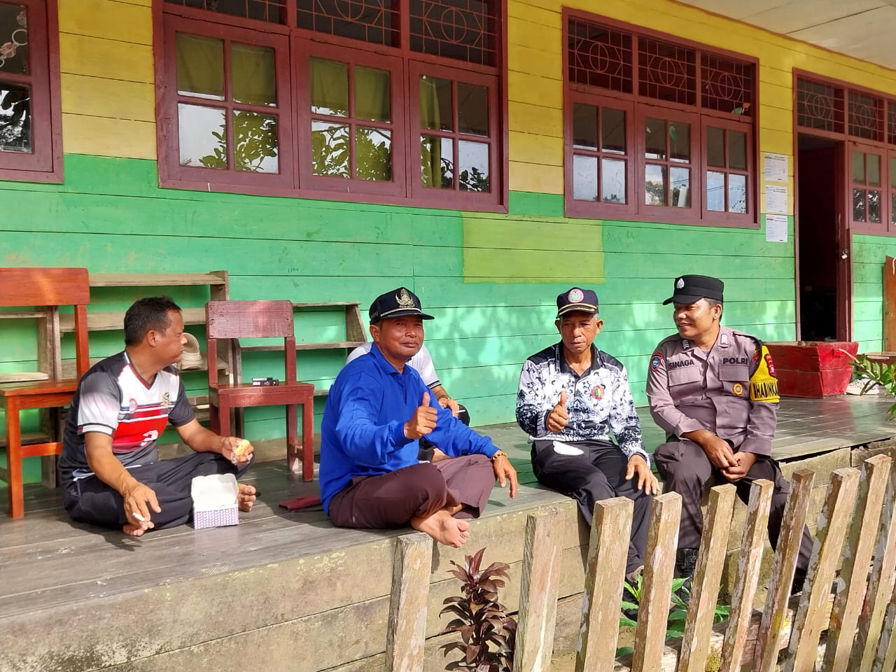 Bhabinkamtibmas Polsek Lamandau Sambangi Warga di Desa Binaan