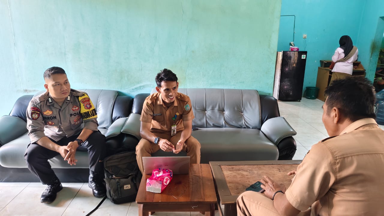 Bhabinkamtibmas Silaturahmi ke Kantor Desa Binaan