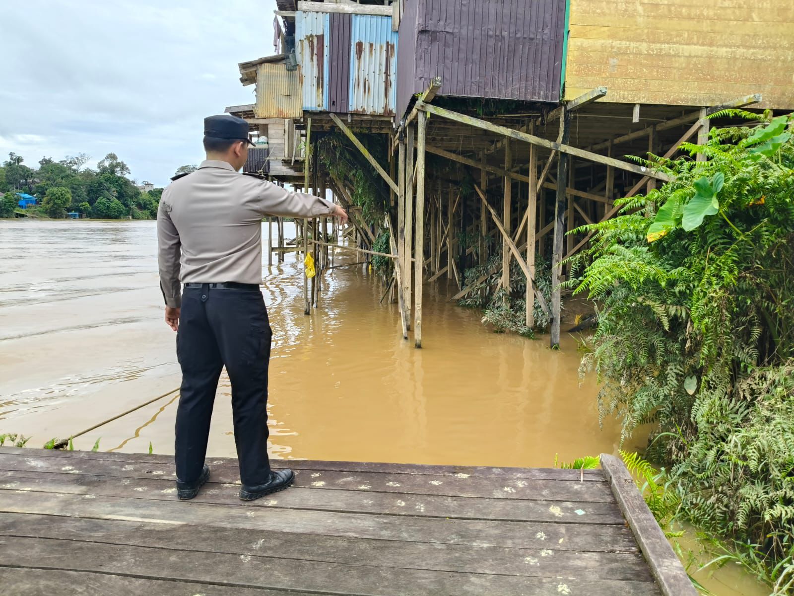 Antisipasi Bencana Banjir, Piket Polsek Marikit Pantau Situasi Debit air Das Katingan.