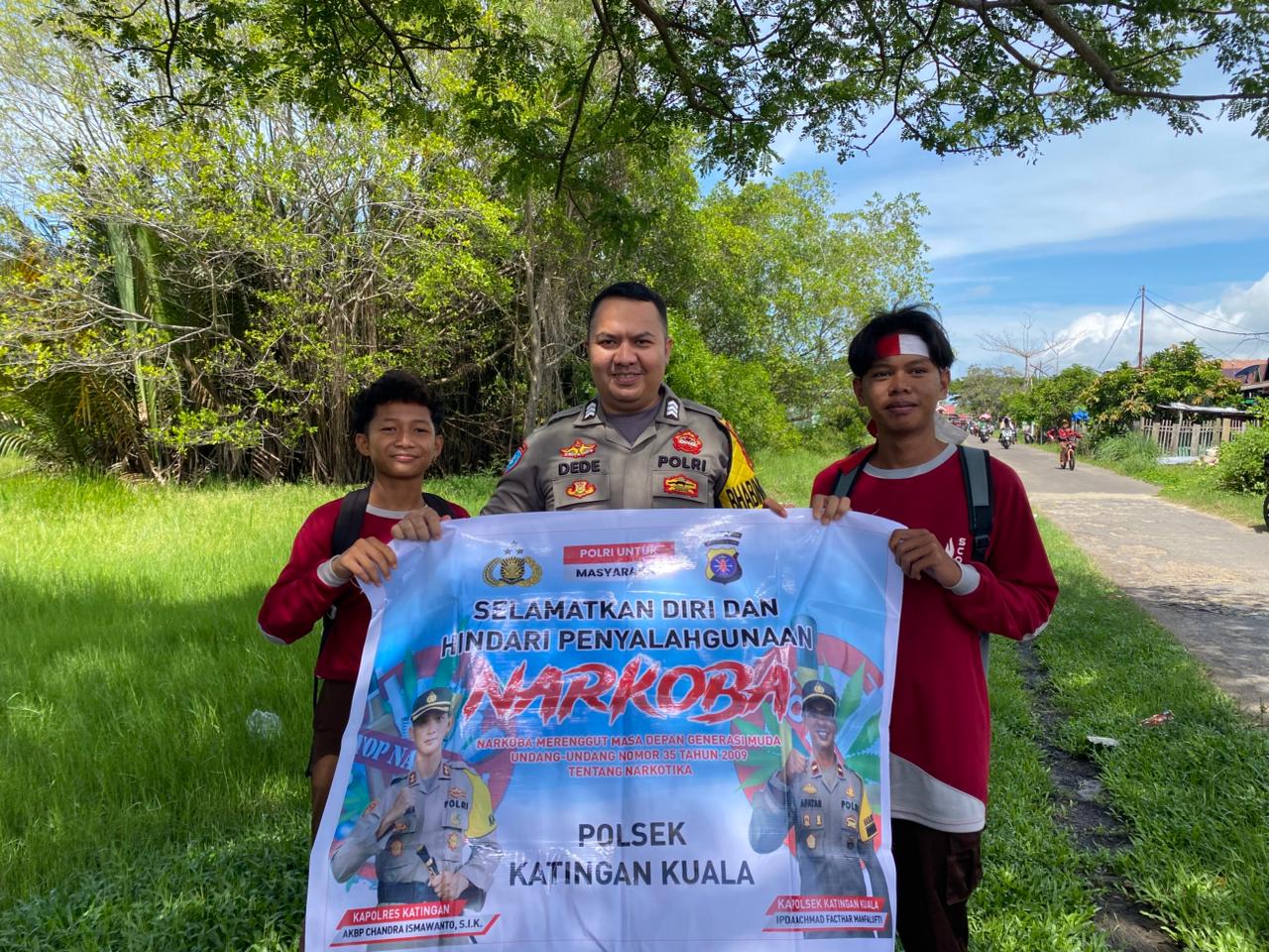 Sampaikan pesan Kamtibmas, Bhabinkamtibmas Polsek Katingan Kuala sambangi Warga.