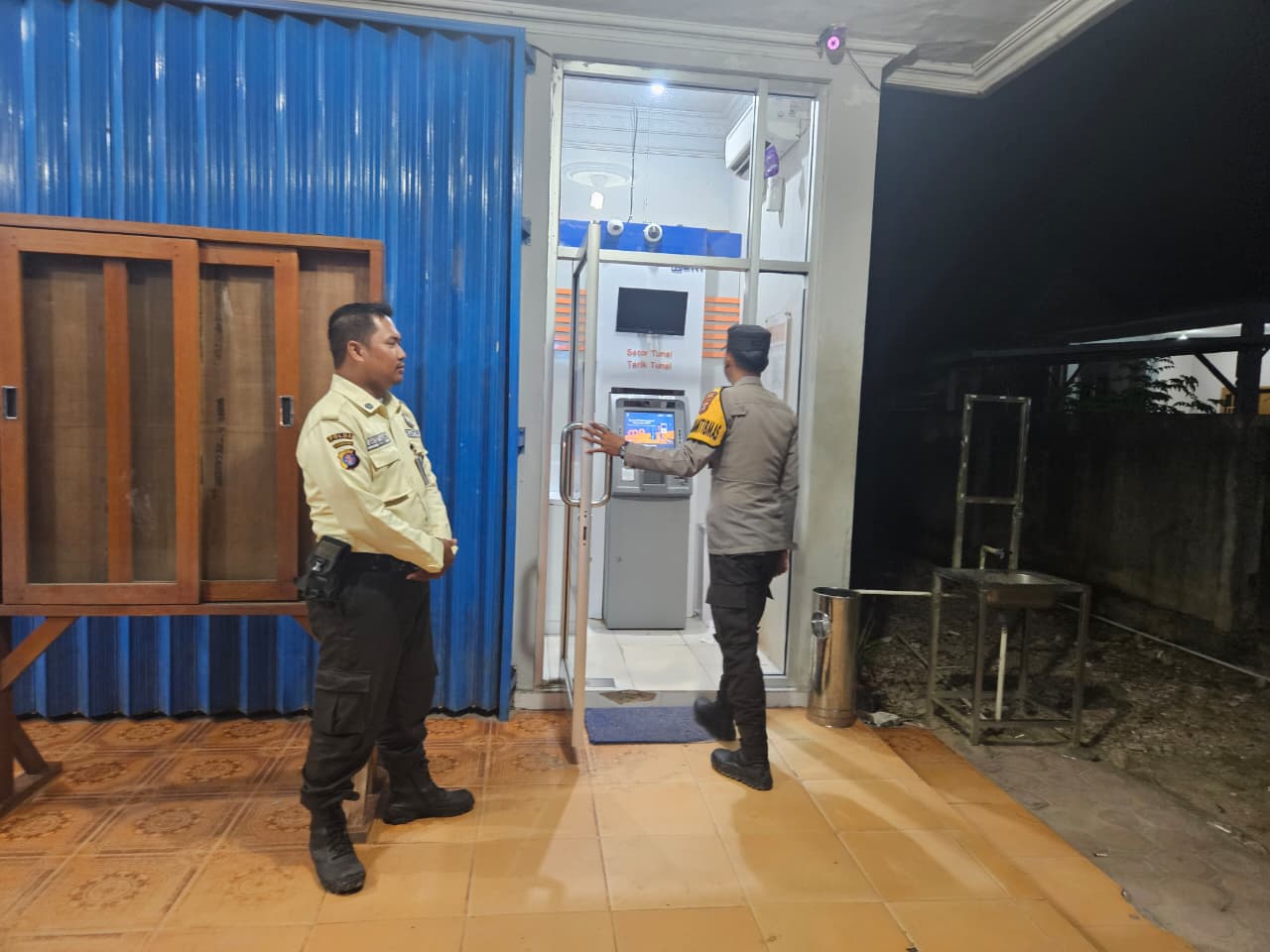 Piket Polsek Patroli dan Silaturahmi dengan Satpam Bank BRI