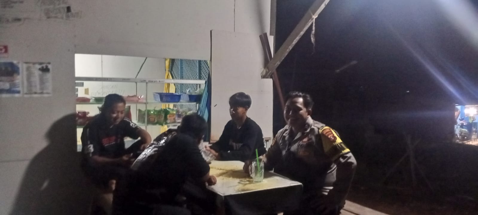 Personel Polsek Lamandau Sambangi Remaja yang Nongkrong, Berikan Sosialisasi Tentang Kenakalan Remaja