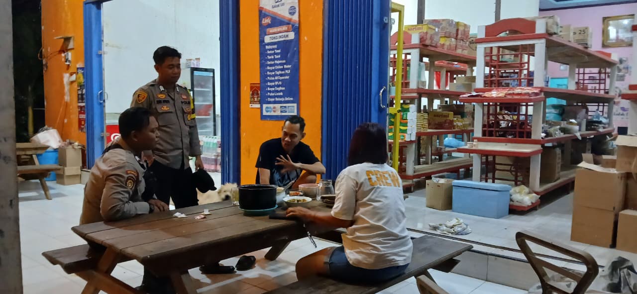 Personil Polsek Sambang Masyrakat yang Sedang Bersantai