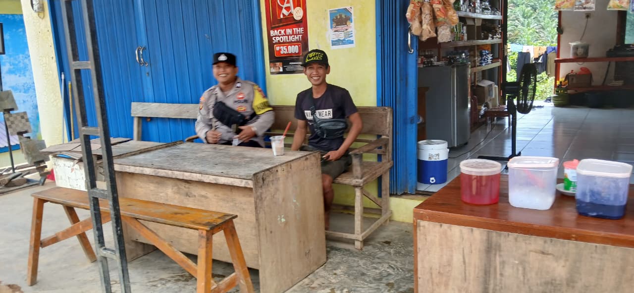 Personel Piket Polsek Lamandau Sambangi Masyarakat, Pererat Silaturahmi dan Sampaikan Pesan Kamtibmas
