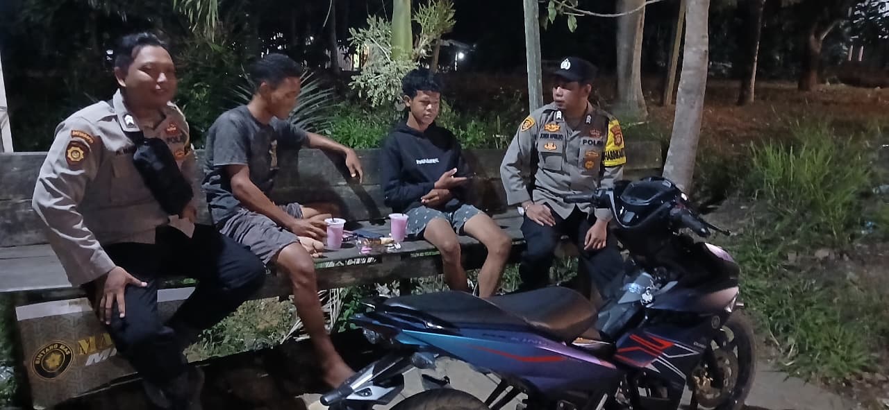 Personel Piket Polsek Lamandau Sambangi Warga, Berikan Imbauan untuk Menjauhi Judi Online