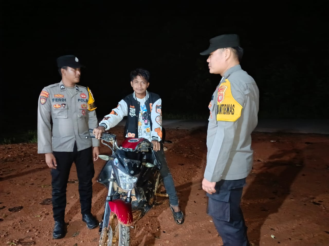 Piket Polsek Lamandau Sambangi Warga, Imbau Pengendara Lebih Berhati-hati di Jalan