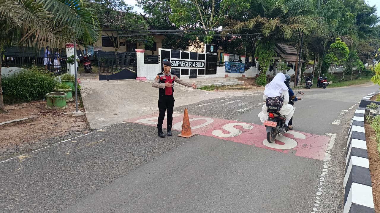 Satuan Samapta Polres Lamandau Bantu Anak Sekolah Menyeberang Jalan