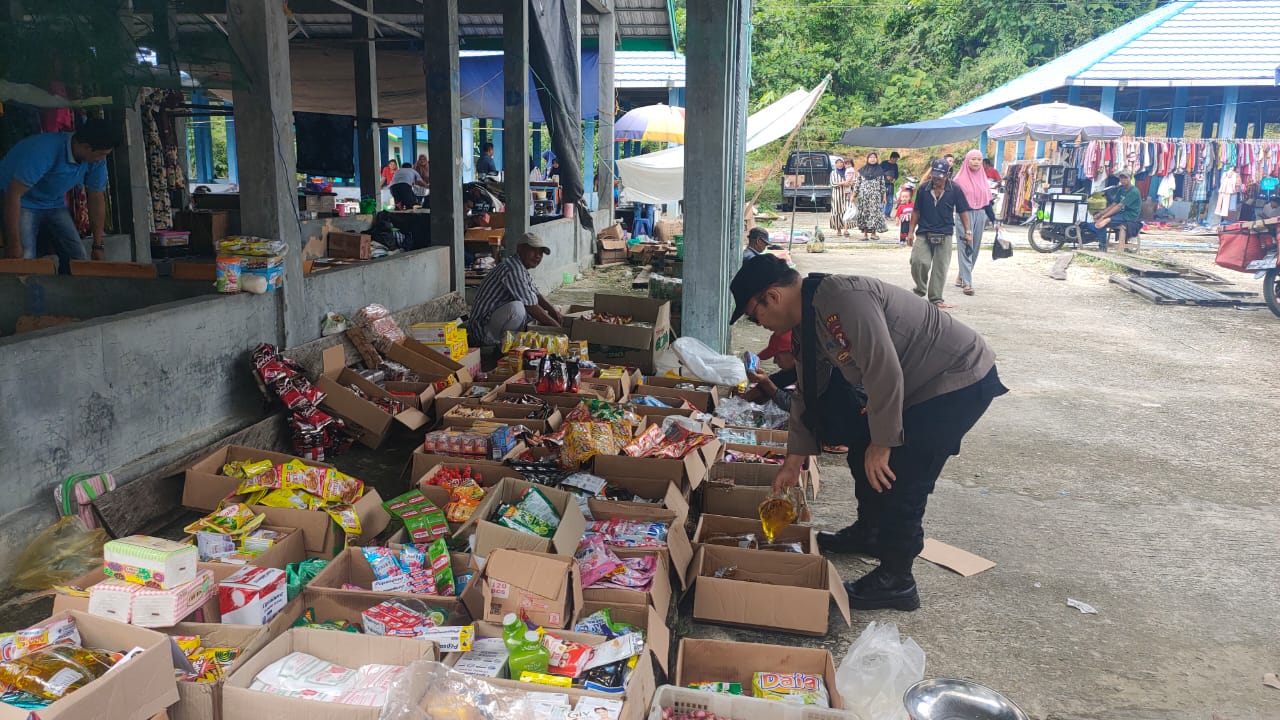 Cek Harga Bahan Komoditas, Polsek Teweh Tengah Cek Harga Sembako di Pasar
