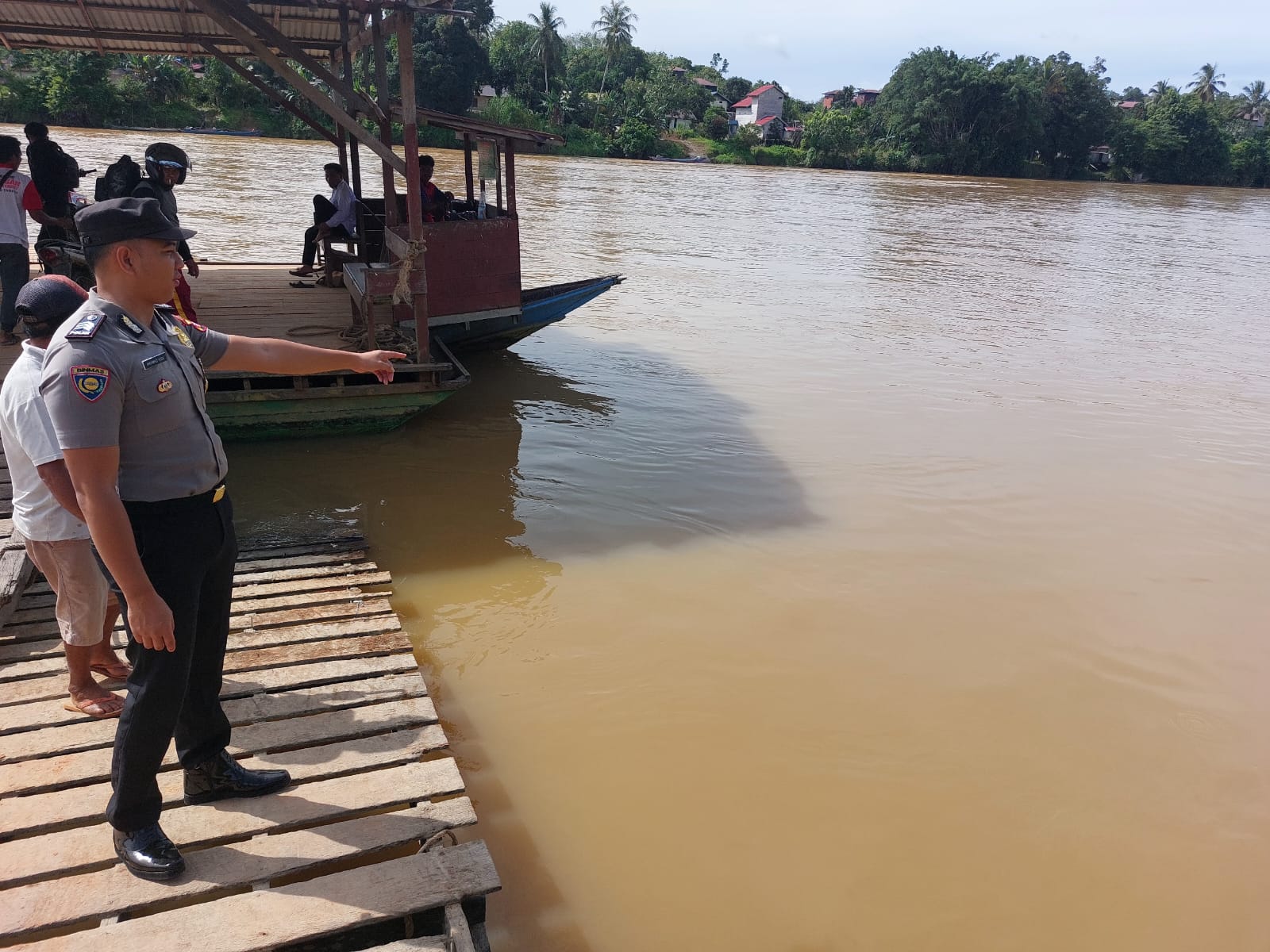 Antisipasi Bencana Banjir, Personil Polsek Marikit Pantau Debit Air DAS Katingan.