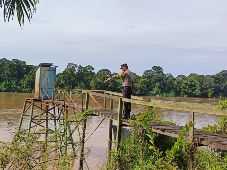 Deteksi Banjir, Polsek Tewang Sangalang Garing dan Pulau Malan Cek Ketinggian Debit Air