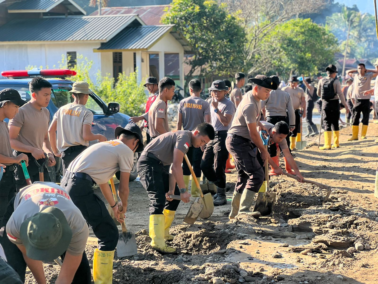 Kegiatan Pembersihan Area sekitar sungai terdampak Banjir Bandang Desa Kampung Tengah Kecamatan Palembayan Kab. Agam Sumatera Barat.