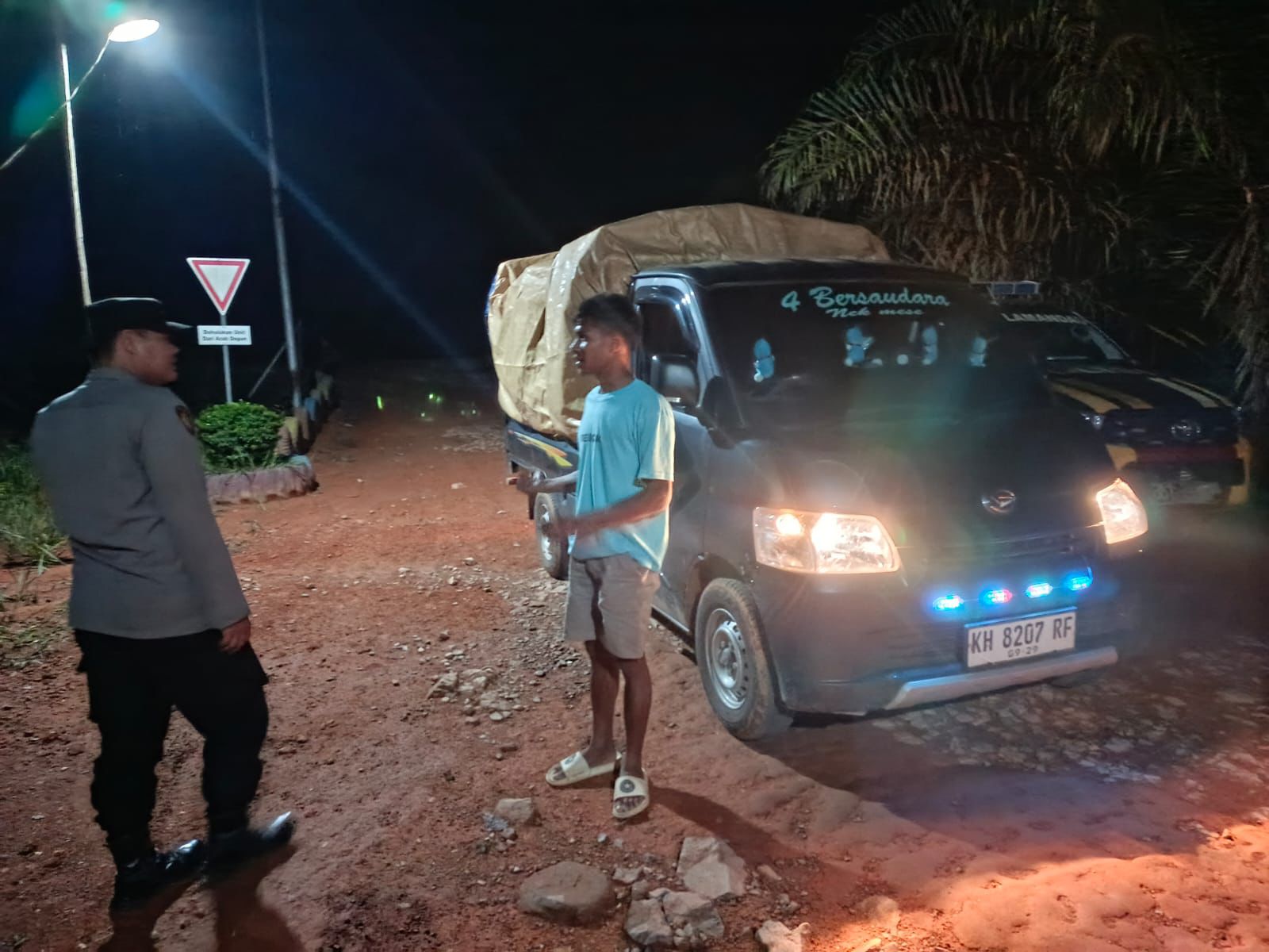 Piket Polsek Sambangi Warga yang sedang Berkendara agar Lebih Berhati-hati di Jalan