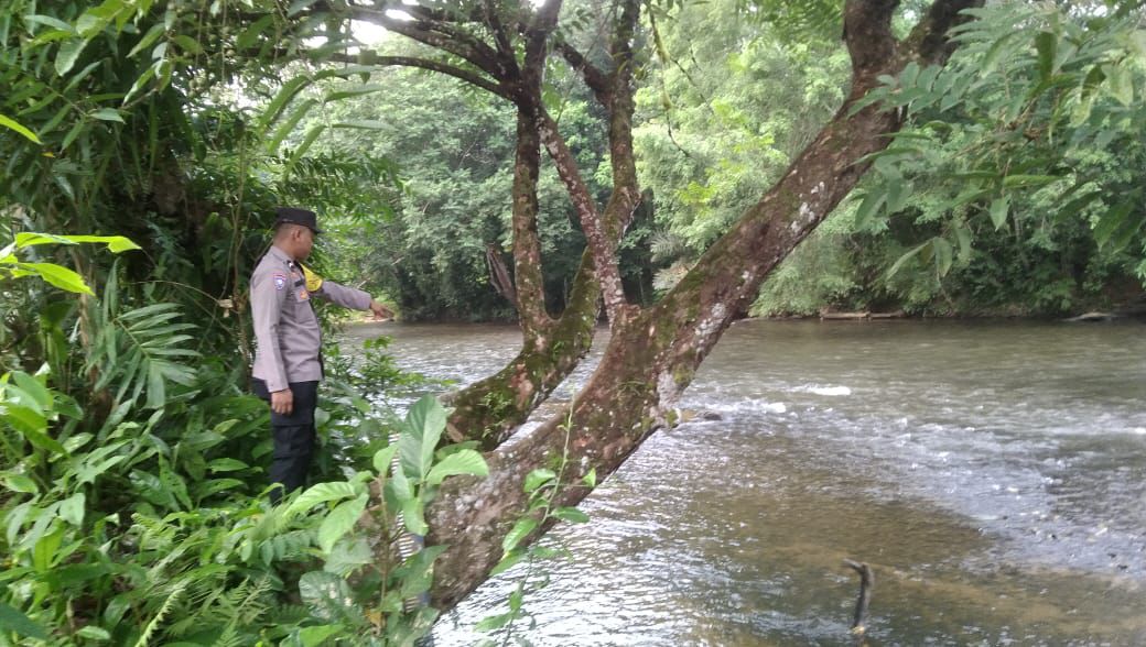 Piket Polsek Delang cek debit air DAS Delang