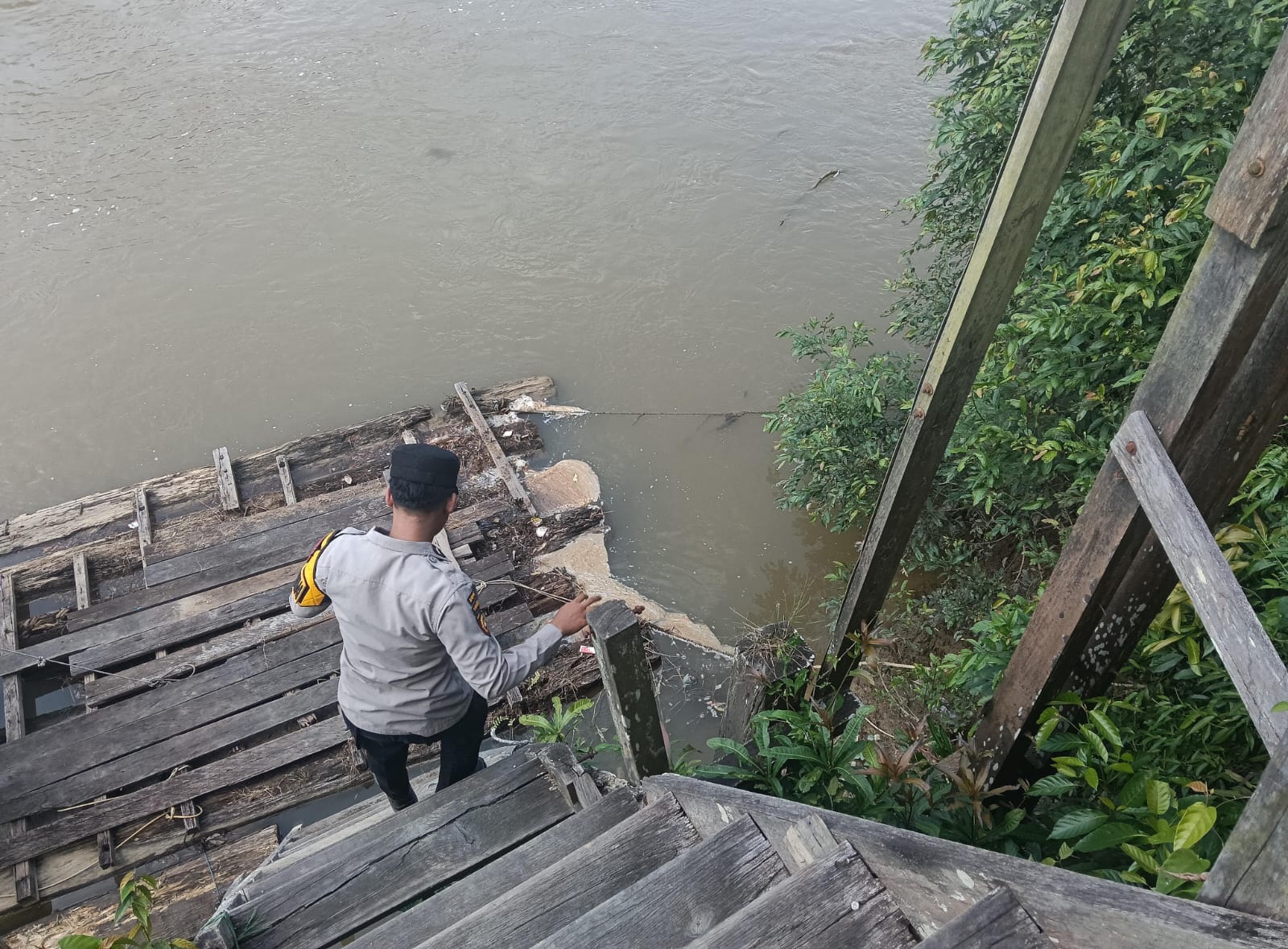 Piket Polsek Cek Debit Air Sungai Lamandau