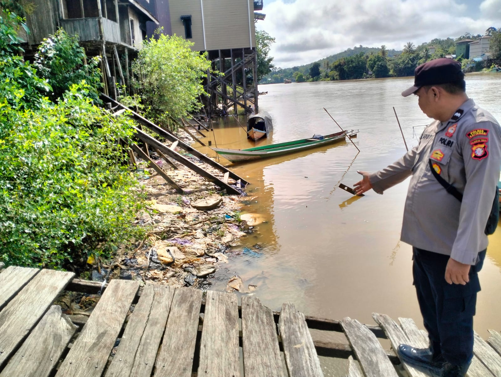 Polsek Marikit Pantau Situasi ketinggian Debit air di Das Katingan untuk antisipasi bencana Banjir.