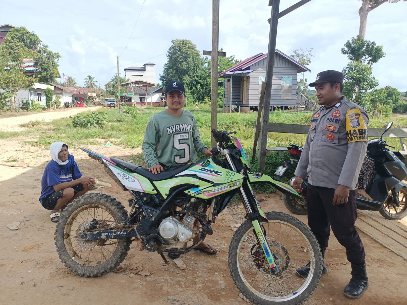 ‎Cooling System Piket Polsek Marikit Sambang warga binaandi Kec Marikit.