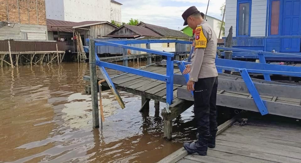 Antisipasi Terjadinya Bencana Banjir, Personil Polsek Katingan Kuala Rutin Melakukan Pengecekan Debit Air Di Wilayahnya