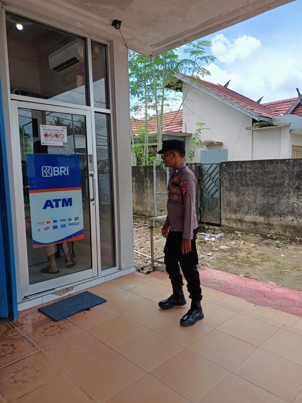 Sematu Jaya, Dalam rangka menjamin salah satu aktifitas warga dalam memenuhi kebutuhan sehari hari, anggota patroli Polsek Sematu Jaya Bripka Agus Supriyanto melaksanakan patroli ke Megamart yang ada di wilayah Polsek Sematu Jaya