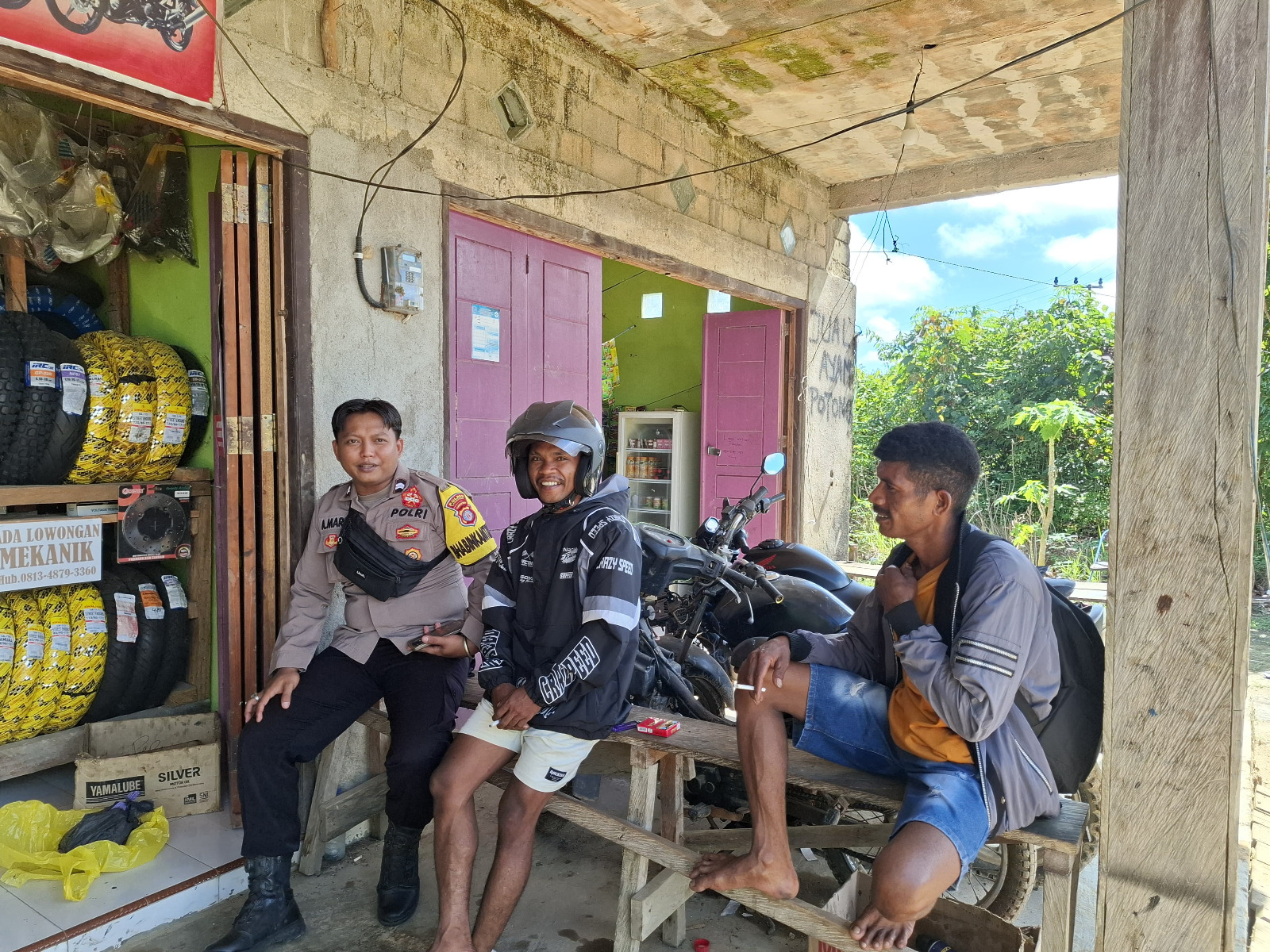 Sambang Bengkel Warga, Personel Piket Polsek Lamandau Ingatkan Pentingnya Kamtibmas