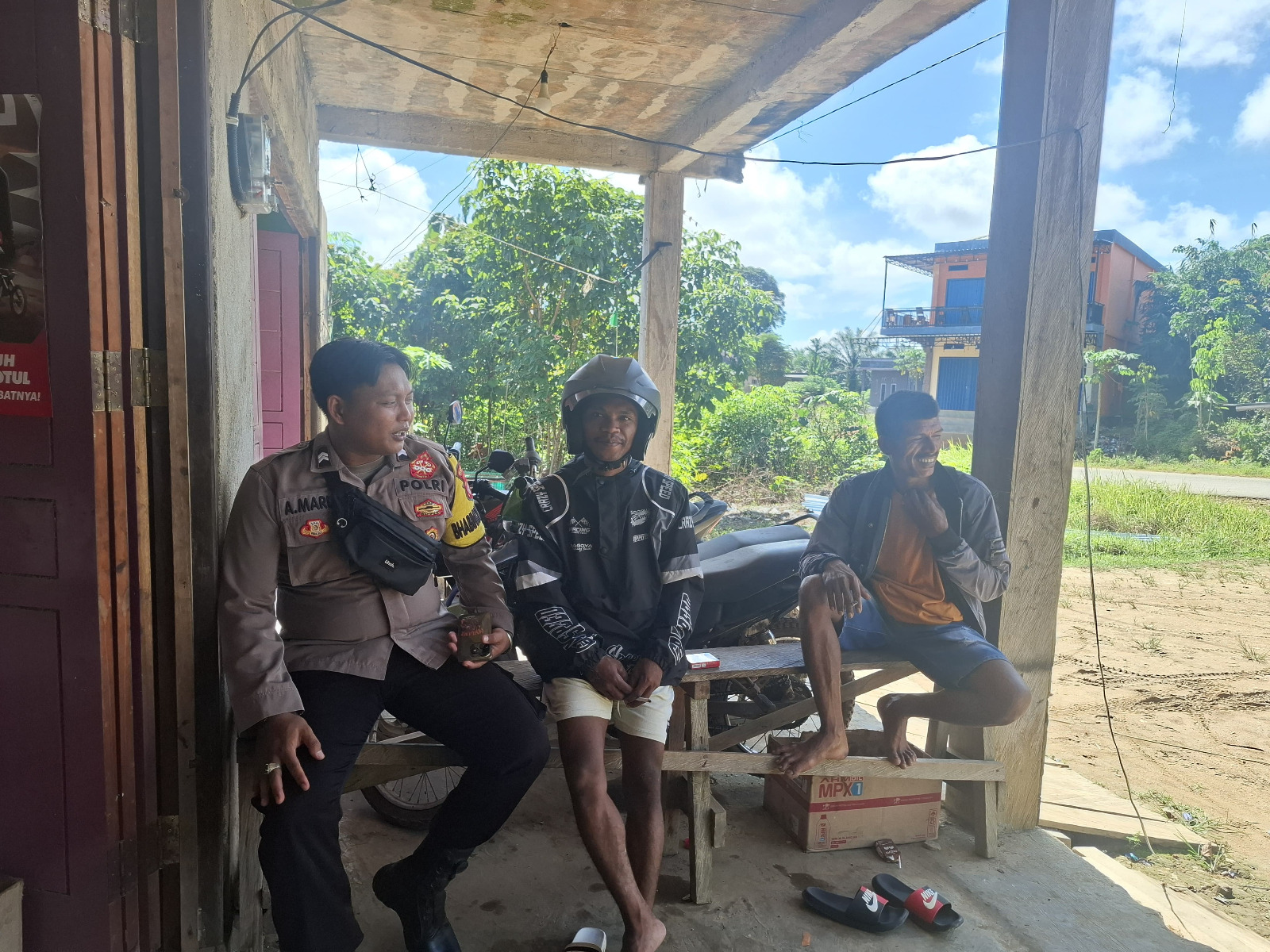 Personel Piket Polsek Sambangi Masyarakat, Pererat Silaturahmi dan Sampaikan Pesan Kamtibmas